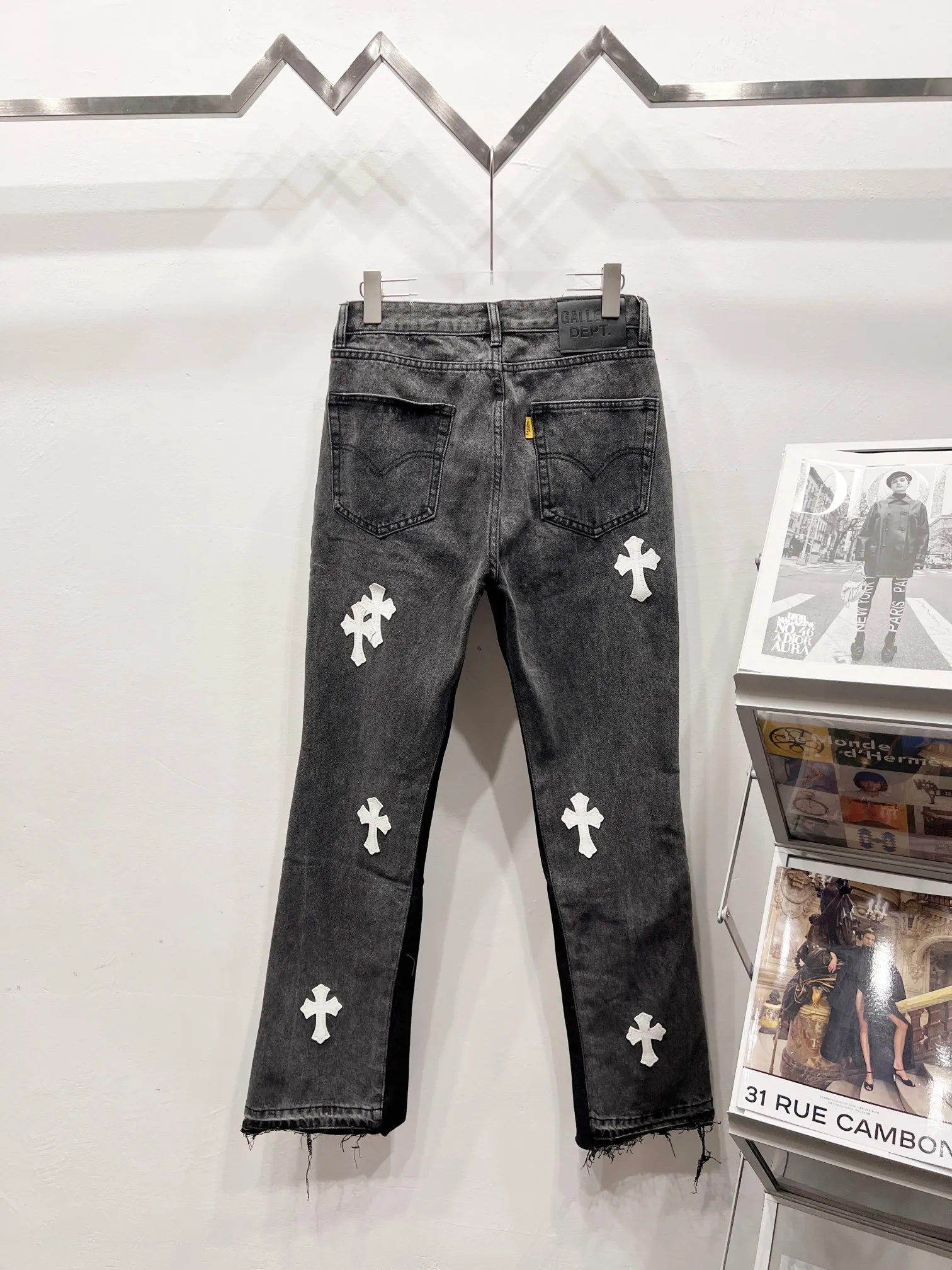 P250 Style No.: (c061) GALLERY DEPT & Chrome Hearts Co-branded spliced cross loose washed flared jeans to truly restore the ultimate vintage texture. The original hardware accessories, washed and other elevators, QR code analysis are all purchased from the original factory, with a high degree of restoration. You are welcome to compare with a certain product ~ Three-dimensional version Loose and comfortable, not picky about the body shape, taller and slimmer, factory Seiko, original factory quality control, same style for men and women, can be matched with couples, versatile recommendation Jeans that are a must-have for all seasons. Trendy people have been disappointed. From the quality selection of fabrics, the tailoring of details, and the matching of patterns, they are all impeccable! The upper body is so handsome when worn...it can be easily worn by men, women and children! The craftsmanship uses heavy-duty washed pure cotton denim fabric. After washing, it is soft and thick. It is very stylish when worn on the body. Size: 28, 30, 32, 34, 36 (S-XXL) Color: Stitching